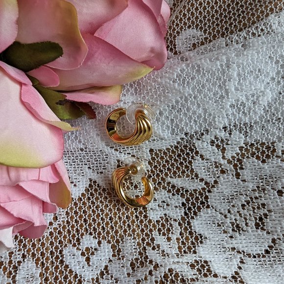 Vintage Monet Gold-tone half swirl stud pierced earrings - Picture 4 of 7